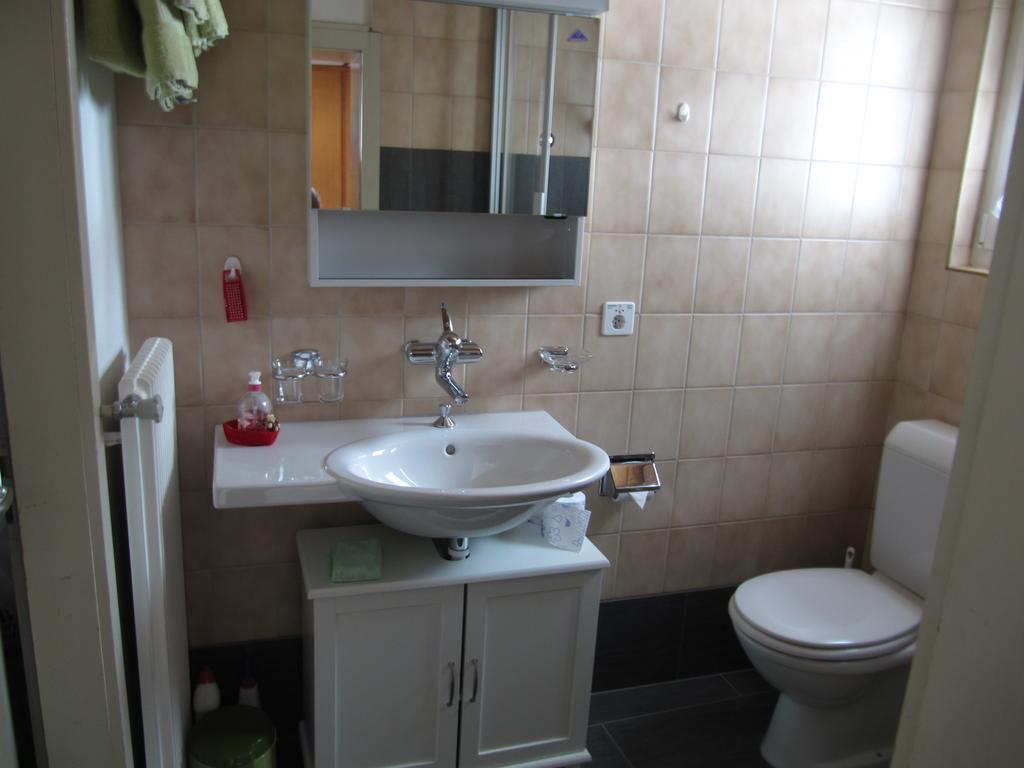 Pension Hof Zur Stilli Apartment Davos Room photo
